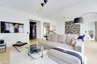 Design flat between Champs Elysées & Eiffel Tower