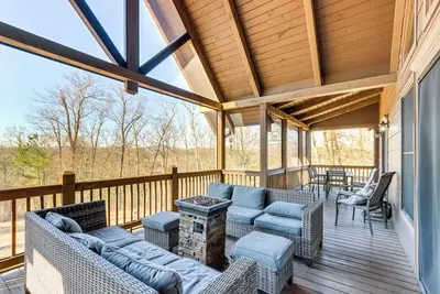 Image de Blue Ridge ‘Orchard Overlook' Cabin w/ Hot Tub