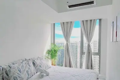 Chic 2-bedroom condo with Ac, WiFi in enchanting Parañaque