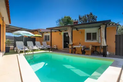 Image de Charmant appartement avec piscine privée chauffée, barbecue, lit bébé, barbecue, WiFi
