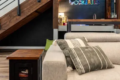 Image de 8 Private Bungalow Suites Plus the Deluxe Main Barndo in Granbury, Tx! Sleeps 36