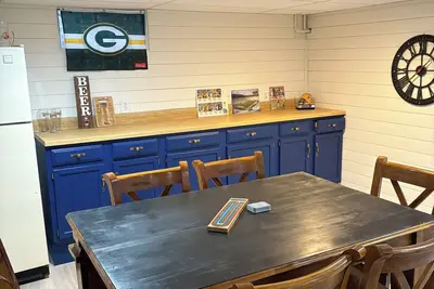 Image de [Nfl Draft] 3br w\/Finished basement - Shadows of Titletown & Lambeau [7min walk]