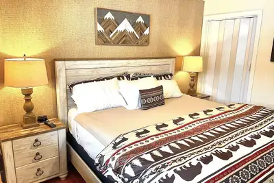 Image de Ski in/out @Base Lodge at  Clock tower, Okemo. Building B  Ground Level sleeps 6