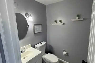 Image de Cozy, modern charming 3-bedroom townhome close to Rt 73, Rt 70, I 95 and I 295