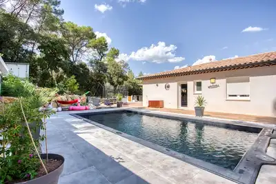 Image de villa moderne, au calme avec superbe piscine noire perlée