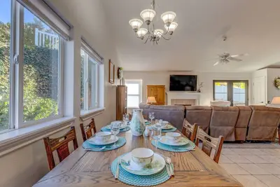 Image de Get together with family and enjoy the outdoors in this spacious, comfortable home in Utah Valley.