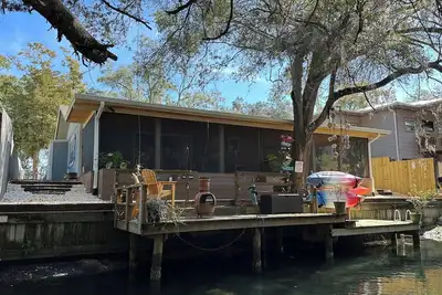 Image de Waterfront screened in deck, Canoe, Kayaks & wildlife with river & ocean access