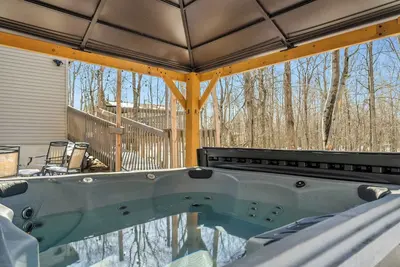 Image de Pocono Retreat in serene Tobyhanna w/ Hotub & Game Room Near Camelback/Kalahari