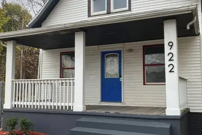 Image de Art Pennington 4-bedroom house with WiFi in Cedar Rapids NewBo \/ Czech Village