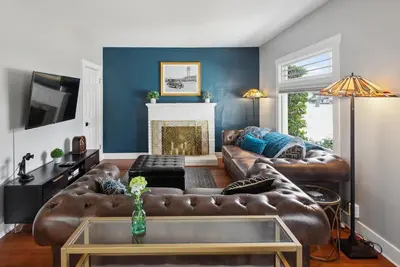 Image de Charm & Modern 1920s Craftsman Vintage Comfort