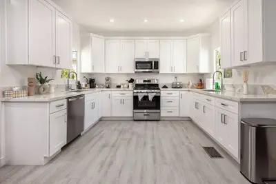 Image de Modern & Stylish 3-Bedroom Lower Duplex Prime La Location