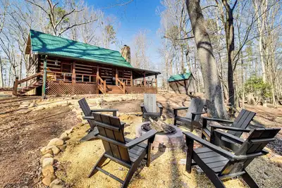 Image de 3 Mi to Dtwn Ellijay: Tree-Lined Cabin w/ Deck!