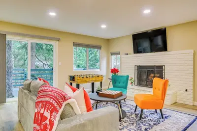 Image de 4 Mi to Lake Arrowhead: Cabin w/ Grill & Deck!