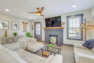 Image de 4 Mi to Liberty Bridge: Greenville Getaway w/ Deck