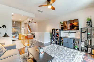 Image de Work, Relax & Explore: Bright Sacramento Townhome