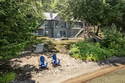 Image de 7 bed 5 bath cottage on Lake Joseph + Bunkie with an incredible Beach