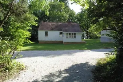 Image de Historic year-round cabin along lakeshore w/dock