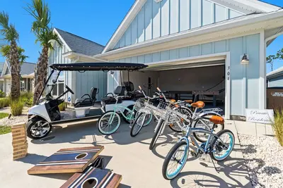 Image de Luxurious Beach House, Pool, & Coming soon-Golf Cart, Bikes, Game Room