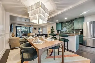 Image de Upscale Central Dallas retreat with pool, luxury interiors, and award-winning courtyard