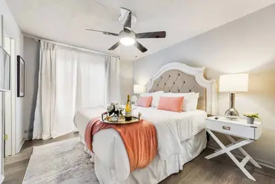 Image de Modern 2 Br 2 bath poolside condo with spacious patio, smart Tv, full kitchen, and access to award-winning courtyard. Perfect for working professionals in central Dallas.