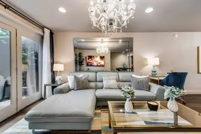 Image de Modern 2br, 2ba luxury condo in central Dallas with private patio, designer interiors, and access to award-winning courtyard retreat.