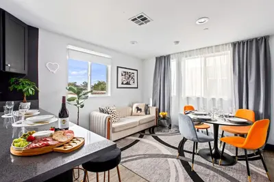 Image de Jacuzzi-Oasis-Fireplace-Foosball-Parking-Grill