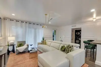 Image de Modern 2br, 2ba luxury condo in central Dallas with private patio, designer interiors, and access to award-winning courtyard retreat.