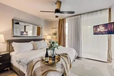 Image de Modern 2-story loft in central Dallas with king beds, luxury linens, and walkable dining & entertainment.
