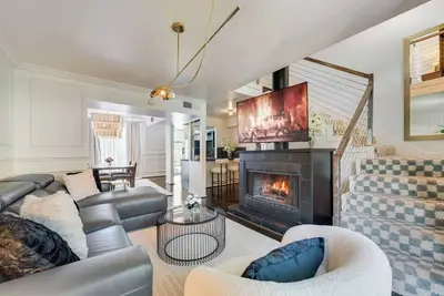 Image de Modern 2-story loft w/ 2 king beds, sleek sectional, pool access & walkable dining.