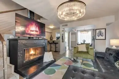 Image de Cozy 2-story loft with fireplace, luxury linens, full kitchen, and award-winning courtyard.