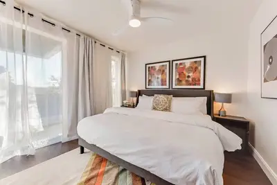 Image de Zen 1br + Loft with dual king beds, resort-style pool, and luxury amenities.