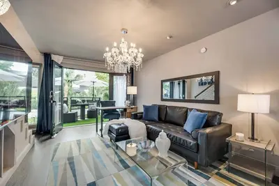 Image de 2-level condo w/ king bed, pool view, and private patio.