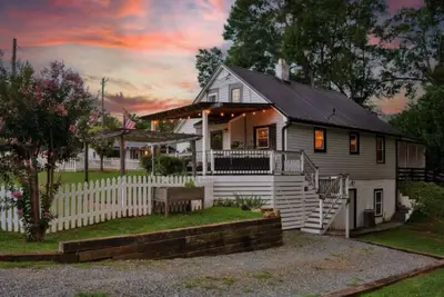 Image de Charming 3br Property with fenced in downtown Mooresville, Nc