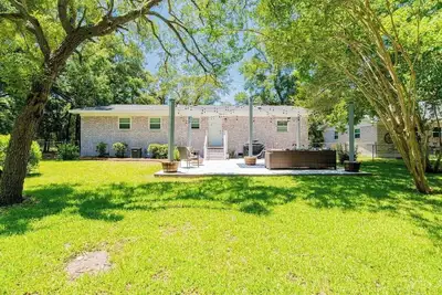 Image de 5 min to Nas! 20 min to beach! 12 minutes to Pensacola downtown!