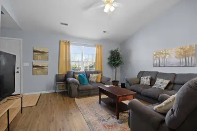 Image de New! Spacious 4 Bed Great for Commuting, Dogs ok