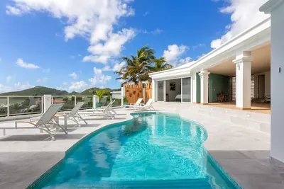 Image de Villa Sophia: Oceanfront w/ Generator & Pool
