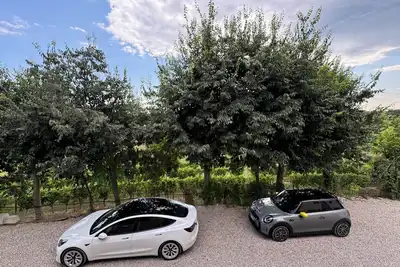 Image de Residence Le Vigne just minutes from Peschiera del Garda, surrounded by vineyards.