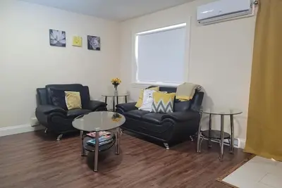 Image de Central, Executive, Furnished Spacious 1br near shops, dining, trails, downtown