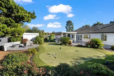 Image de Family Retreat w/ Putting Green – Close to Beach!