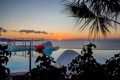 Image de Maison de campagne \"Kaladi Rock Avlemonas\" avec vue sur la mer, piscine privée et Wi-Fi