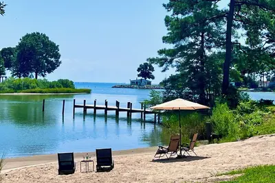 Image de Private 5-acre Waterfront Retreat with Main & Guest House & Bbq Shed