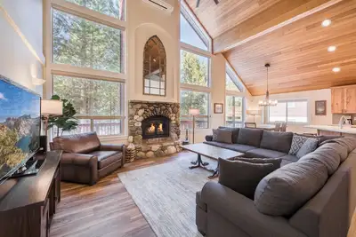 Image de Venture in Tahoe Donner by Tahoe Getaways - 4 Br 3. 5 Ba Hot Tub, Pool Table, Great for Kids!