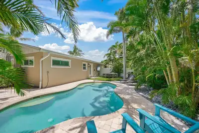 Image de Cozy Cabana West – Ami Pet Friendly Bungalow w/ Heated Pool & Walk to Beach