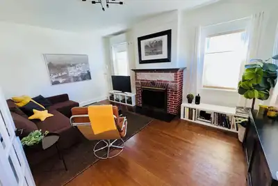 Image de 🌇DoWnToWn HoUsE🏡 / 3min Walk to TrainSTATION & facilities / Clean-Spacious-Quiet
