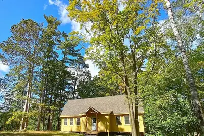 Image de Modern Cozy Woman Lake Woodland Cabin, 24 acres, lakeshore, woodstove, Ac, Wi-fi