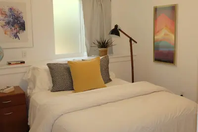 Image de Cozy 1-bedroom creekside hideaway in charming Fairfax walkable to downtown.
