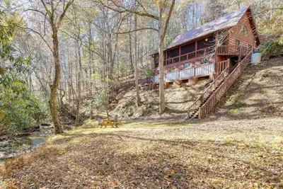 Image de Secluded Cabin on Creek with Hot Tub