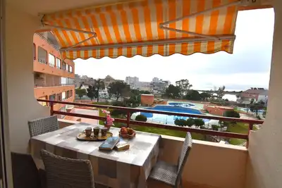 Image de Appartement Tramuntana à Roses : Vue sur la mer, piscine commune et terrasse à 150m de la plage.