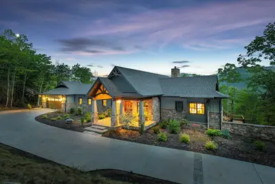 Image de Here Comes the Sunset | Modern Luxury & Year-Round Mountain Views!