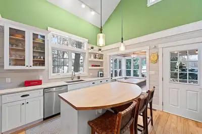 Image de Walk to Beach & Downtown, with Pool Access!